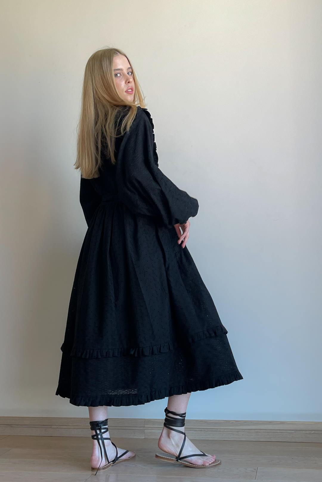 Платье рюши из шитья черное PE.100.2212.06.137.07 от интернет-магазина PFG STUDIO